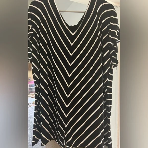 French Laundry Black and White Chevron Top - Picture 1 of 2